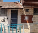 الشرطة: اعتقال سيدة لقيامها بطلاء كتابات على كنيس وكنيسة بالرملة  